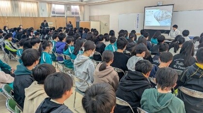 JAXA職員による講演を聞く児童