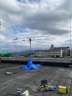 南が丘小学校屋上に設置したアンテナ