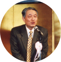 JARL創立75周年記念式典で来賓祝辞を述べるY.S.Park氏