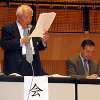 議案説明する原会長